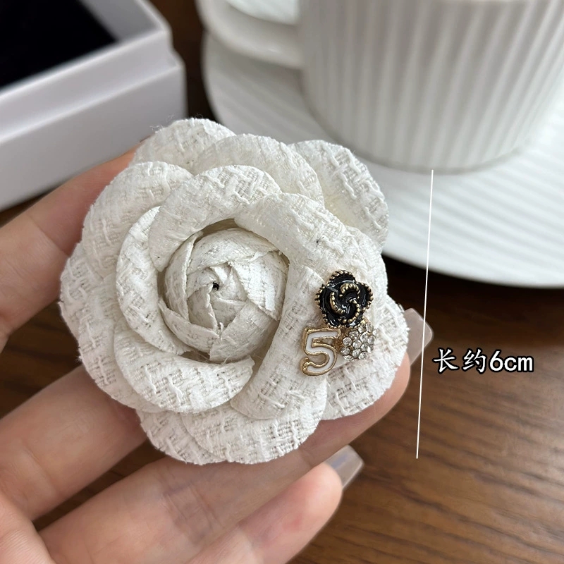 钛钢布艺胸针 小香风布艺胸针复古高级感女士别针胸花