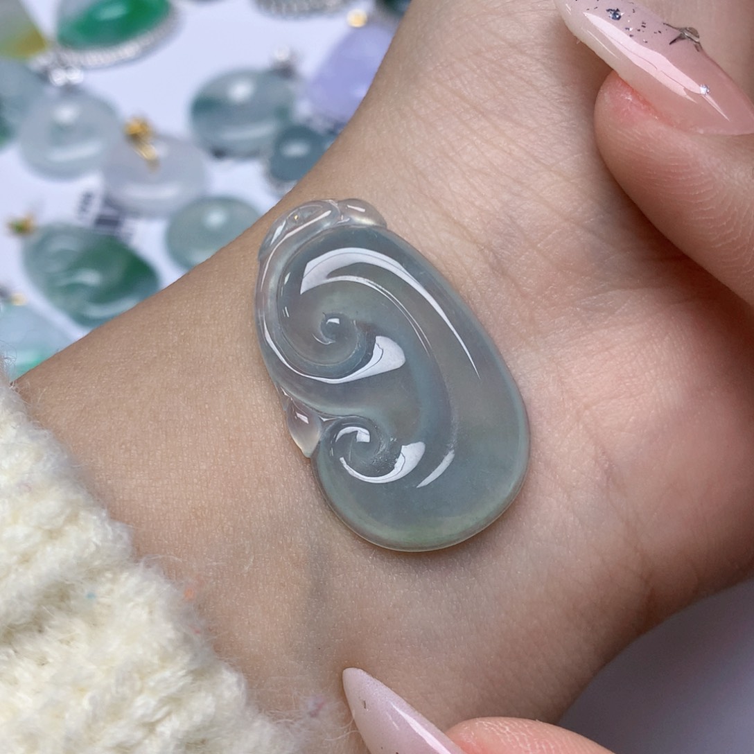 颈饰18K金镶嵌翡翠