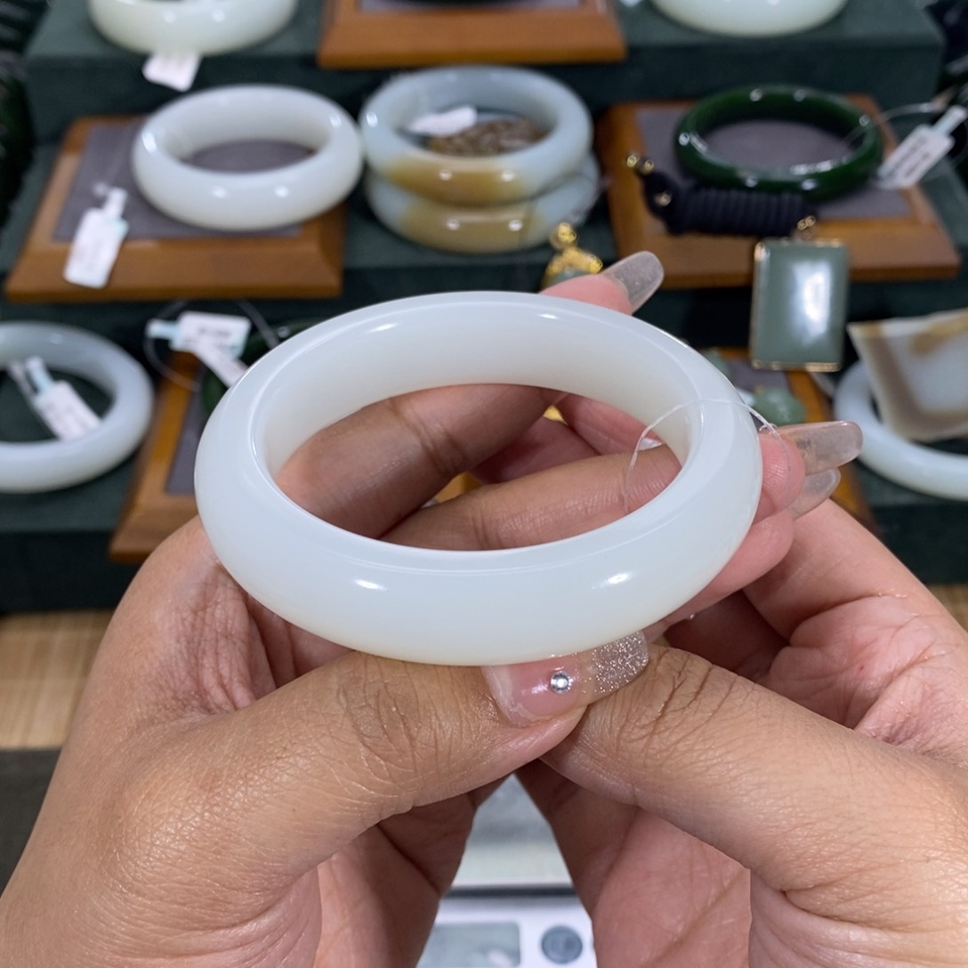 和田玉手镯未镶嵌