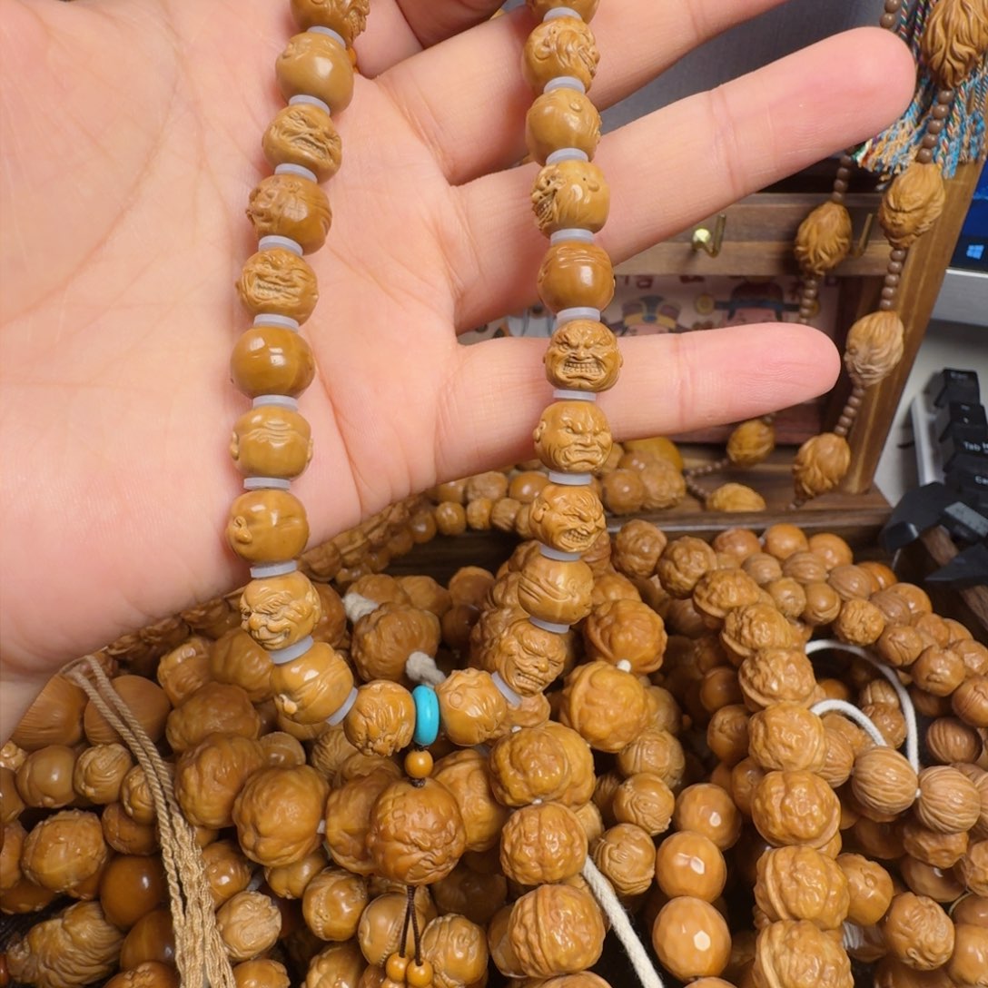 橄榄核手串轨****?手持恶僧