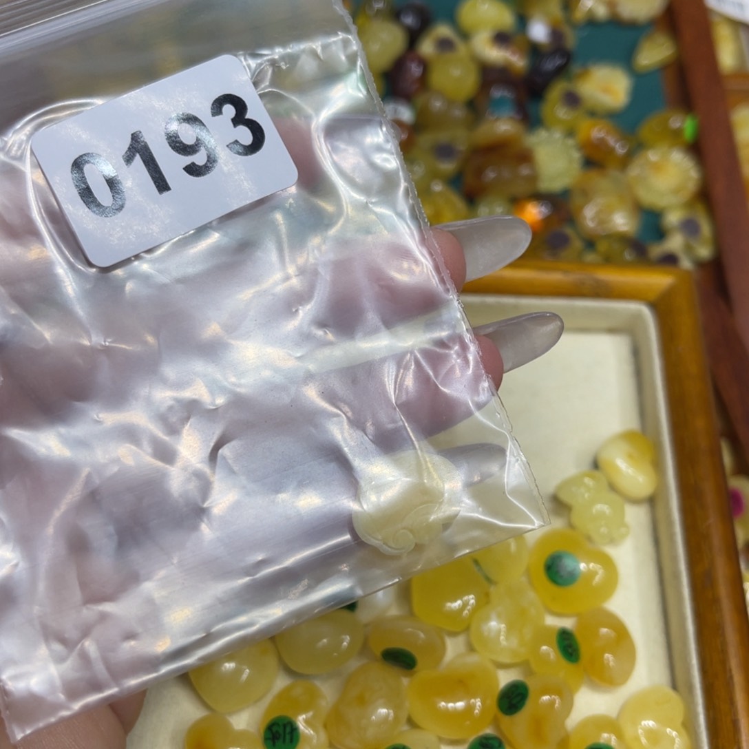 琥珀珠宝奇石未镶嵌Q**b