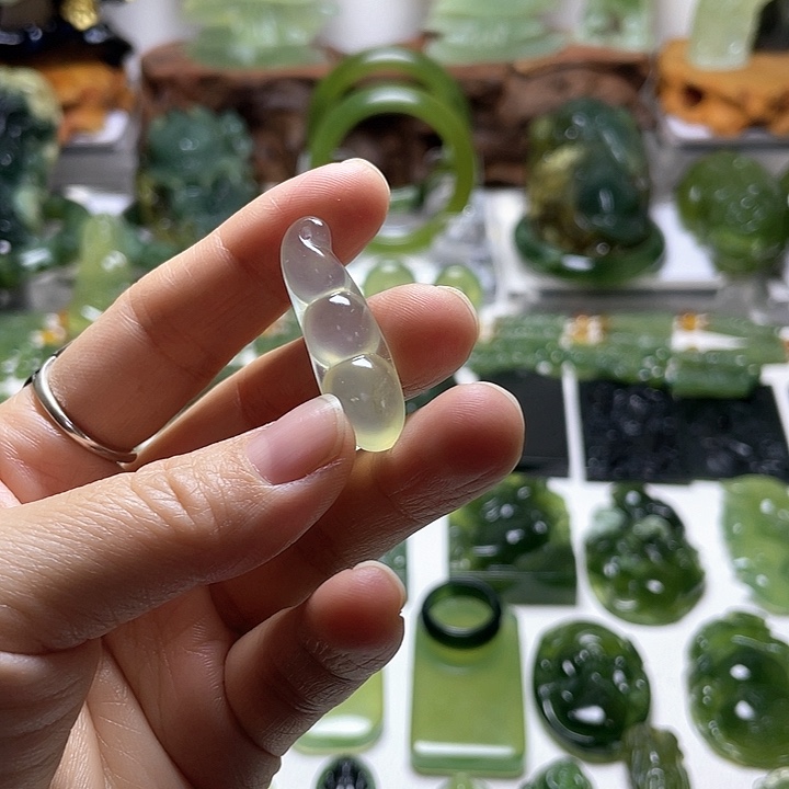 蛇纹石玉颈饰未镶嵌