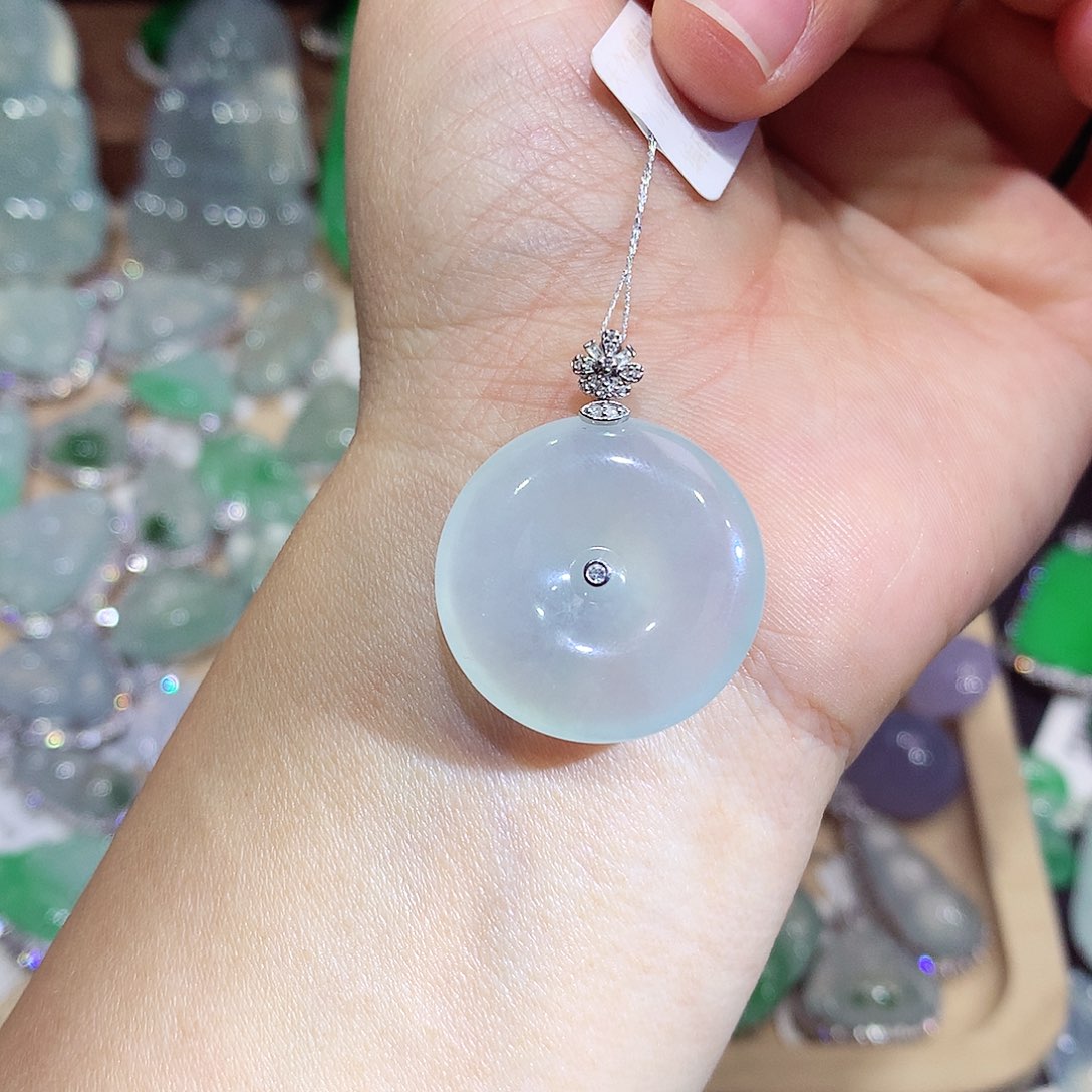 翡翠18K金镶嵌颈饰扣子