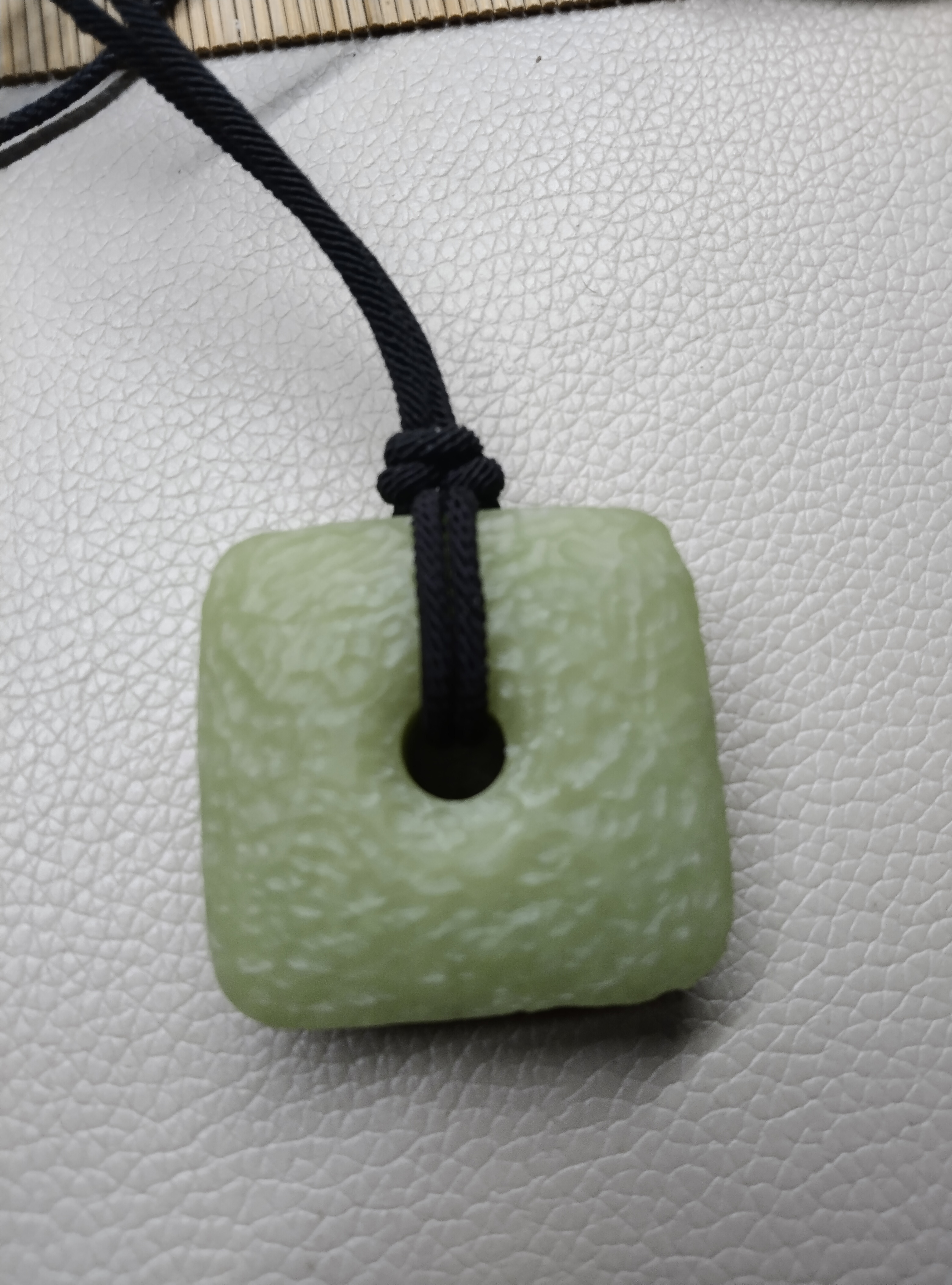 天然岫玉锤纹工艺随型方平安扣