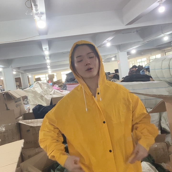 黄色雨衣上衣。 15o