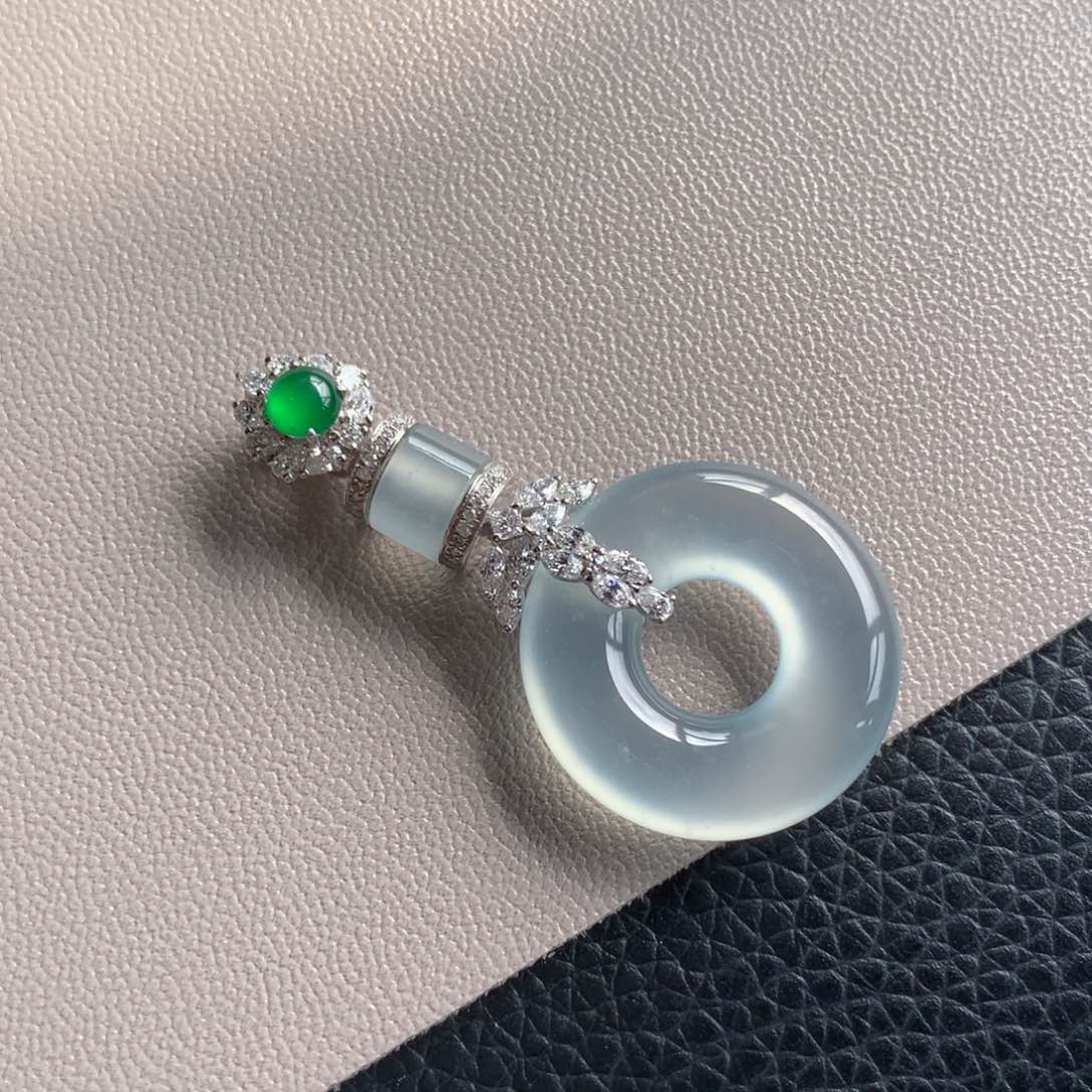 翡翠颈饰18K金镶嵌天然缅甸翡翠吊坠21.6-5.4