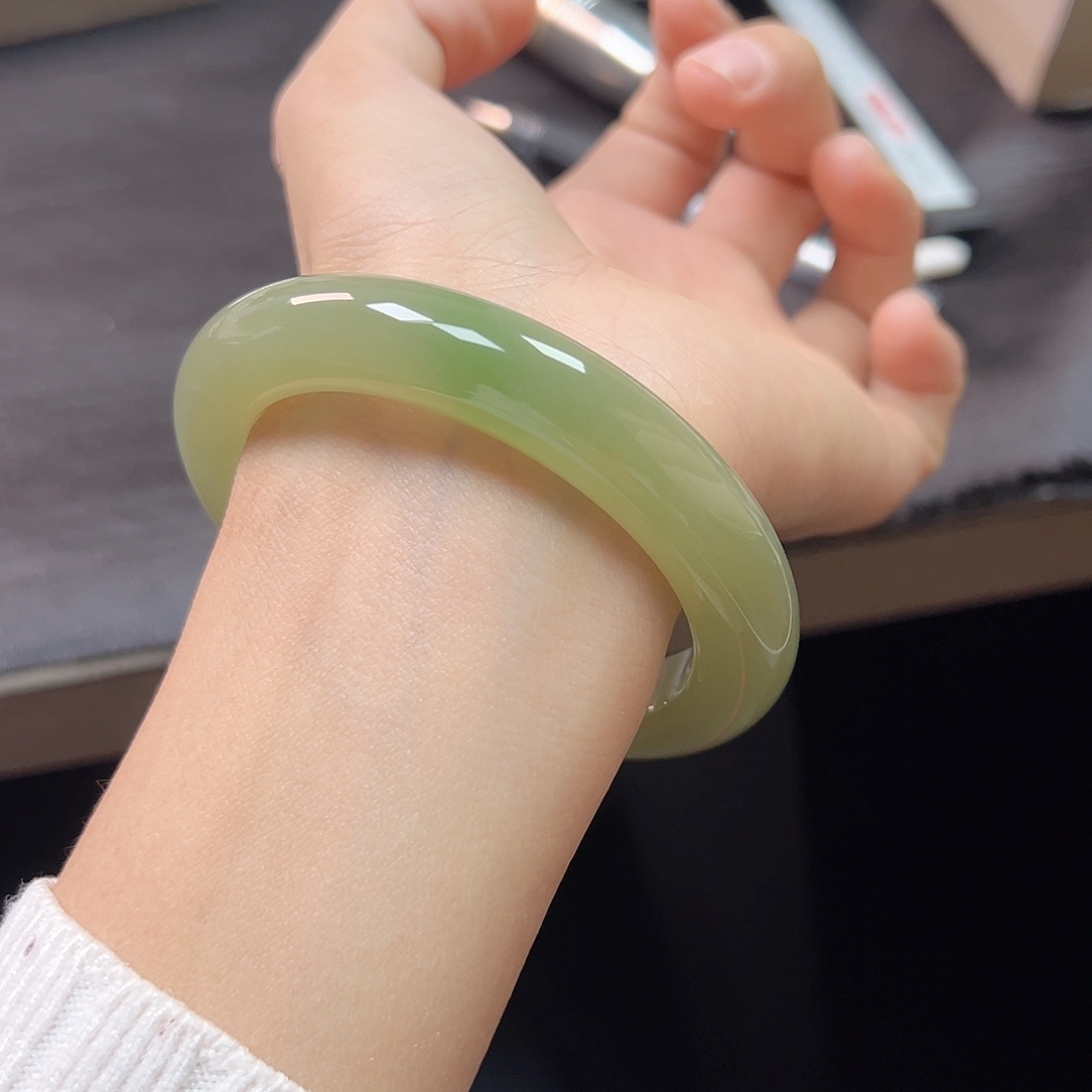 和田玉未镶嵌手镯