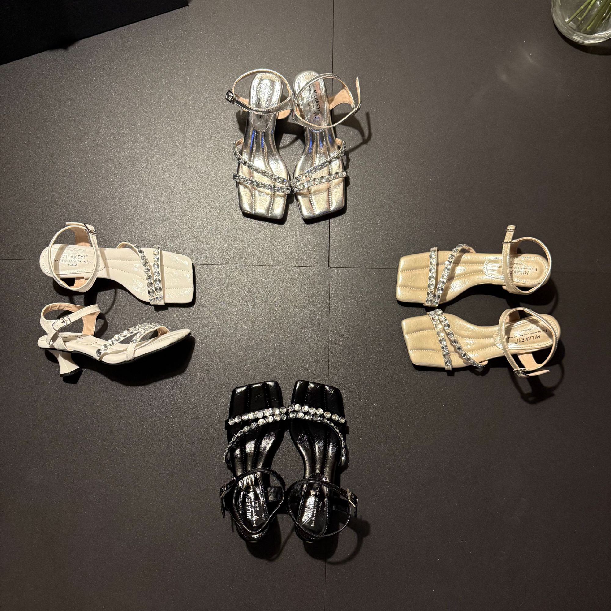 2025年夏季新款百搭时尚气质网红爆款热推休闲日常风水钻时装凉鞋