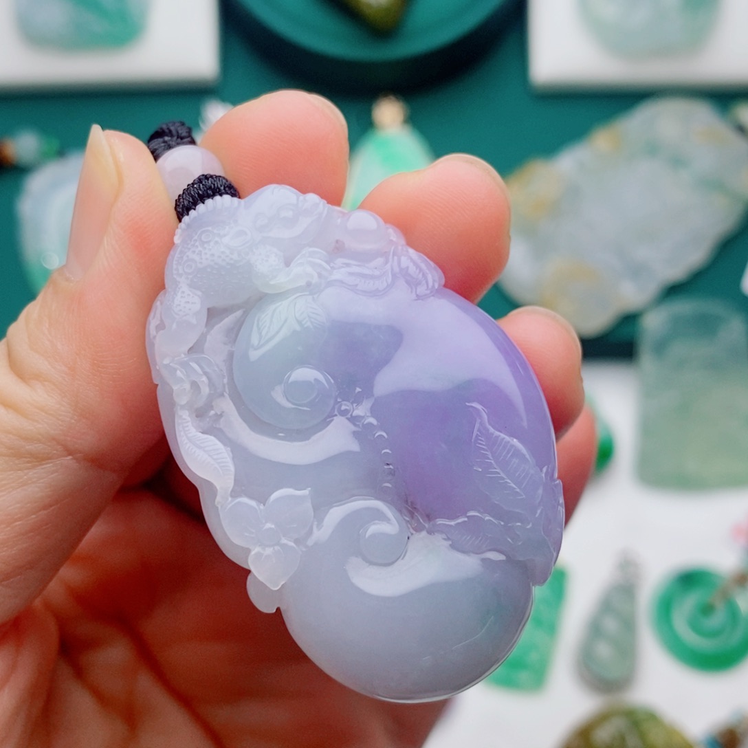 翡翠挂件颈饰春彩浓紫大如意寓意吉祥如意，心想事成