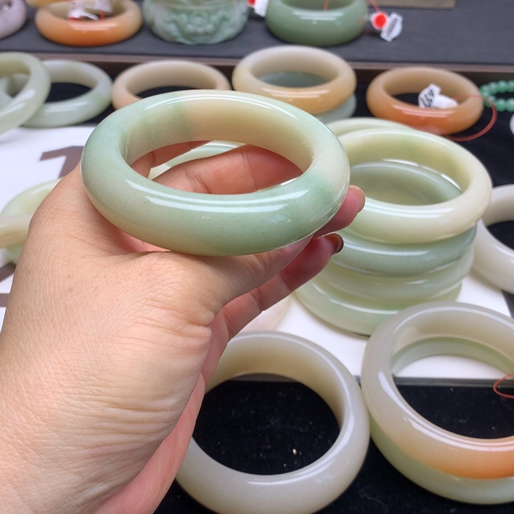 未镶嵌手镯石英质玉