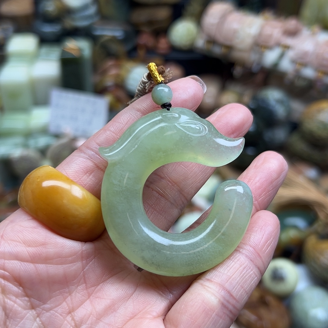 嘟***舞岫玉未镶嵌颈饰天青冻猪龙