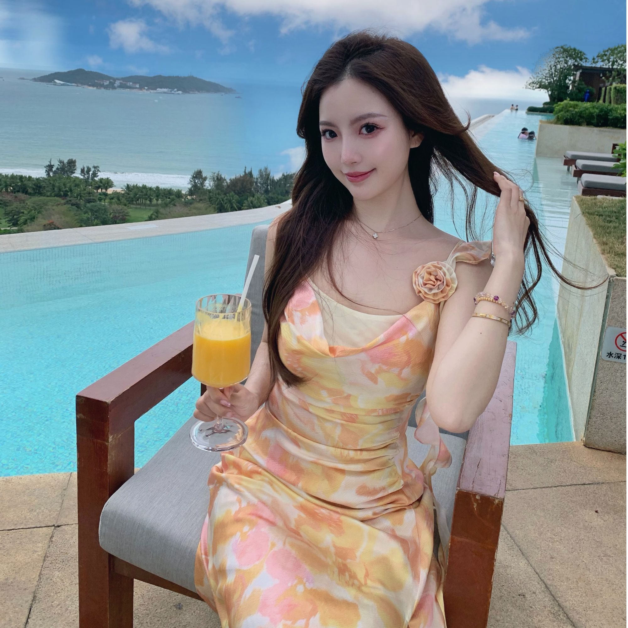 mumu橘子海2025春夏气质设计感温柔荡领缎光感吊带连衣裙收腰显瘦