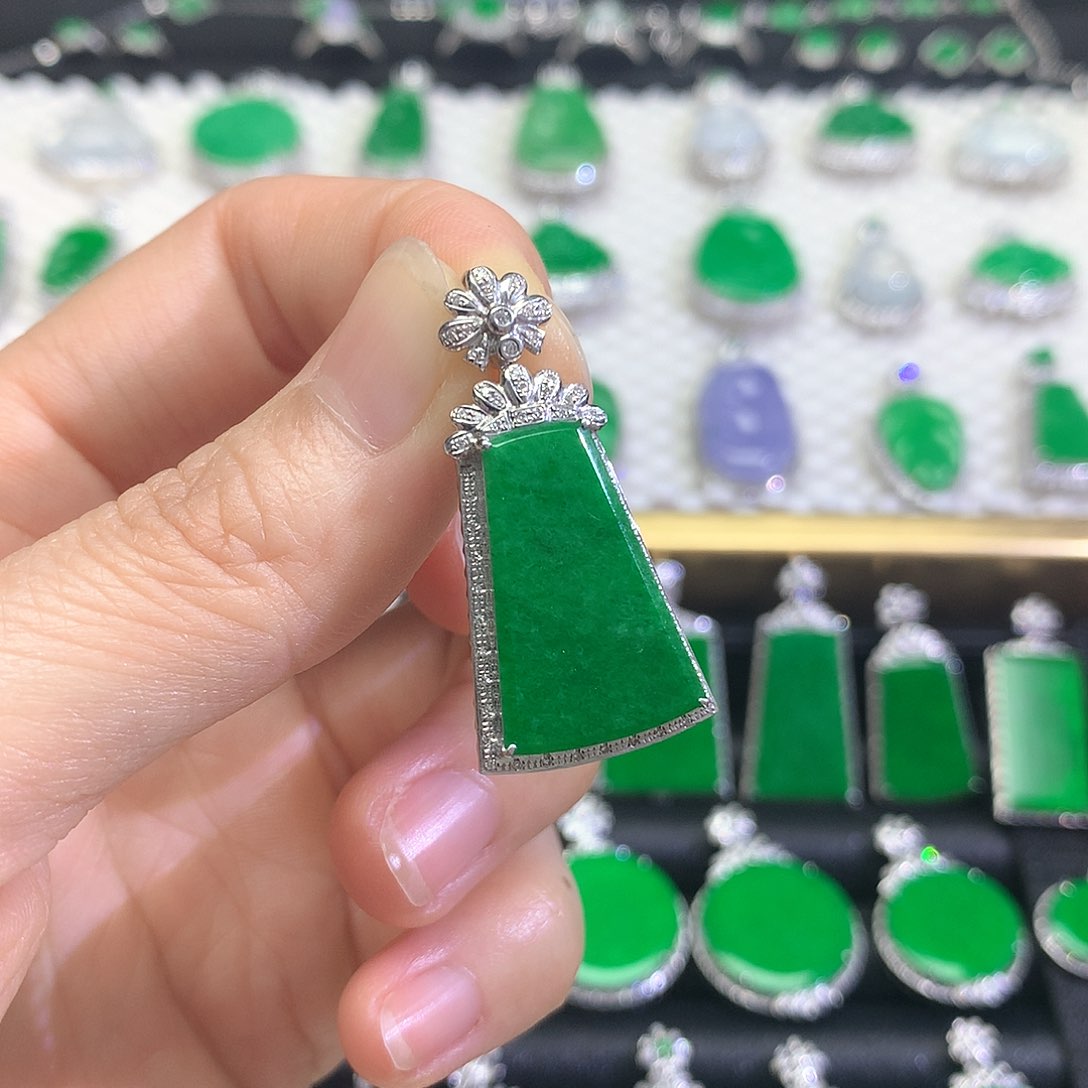 颈饰18K金镶嵌翡翠吊坠