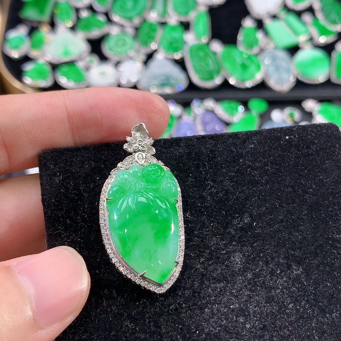 翡翠18K金镶嵌颈饰