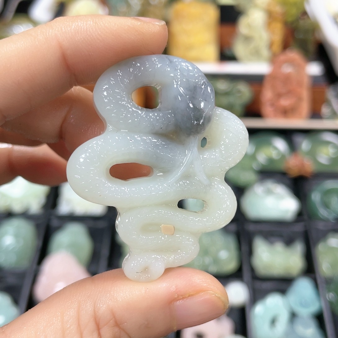 蛇纹石玉颈饰未镶嵌