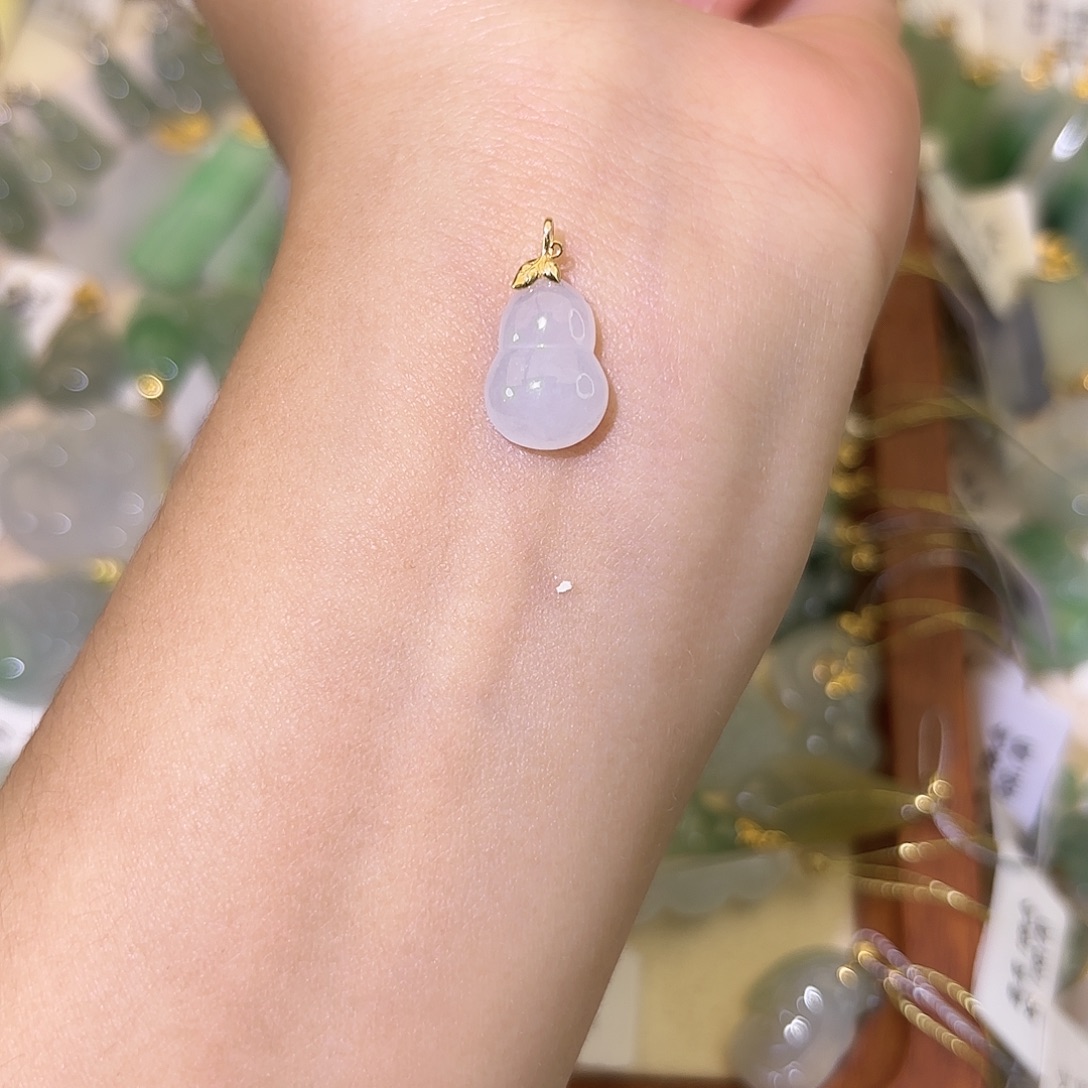 翡翠18K金镶嵌颈饰葫芦