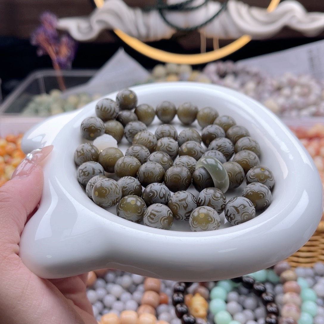 白玉菩提吊坠c12.5mm55颗。抹茶绿六字