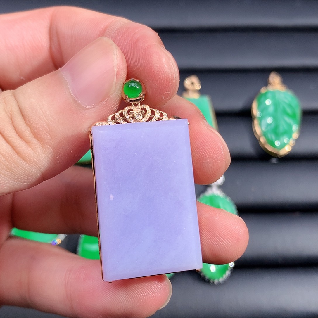 颈饰18K金镶嵌翡翠