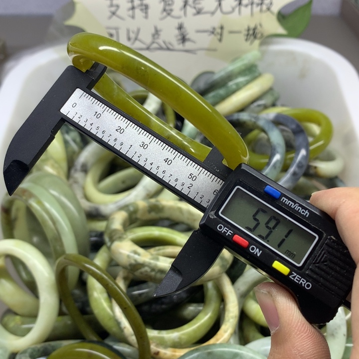 蛇纹石玉未镶嵌手镯2