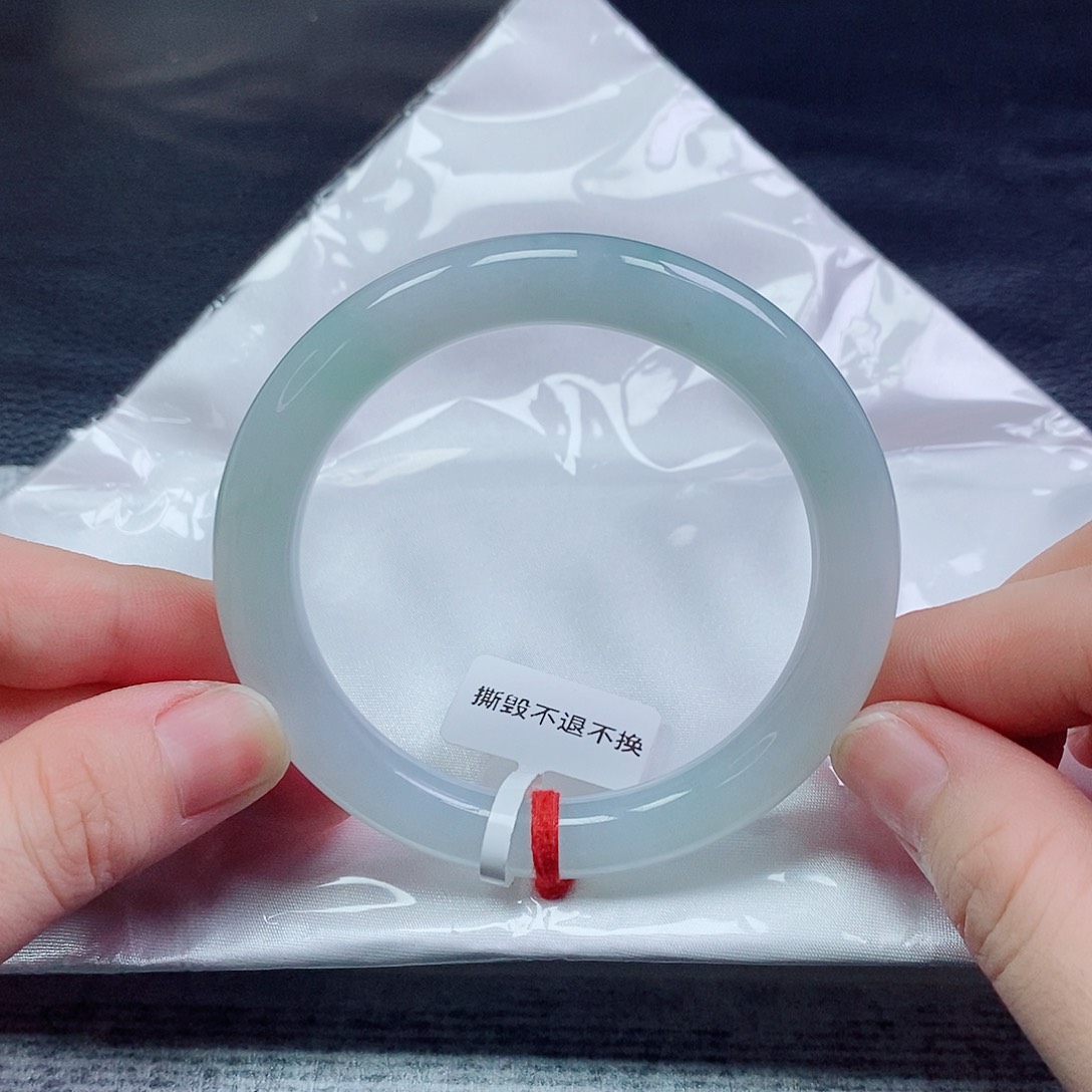 翡翠手镯未镶嵌55圆条淡绿渐变