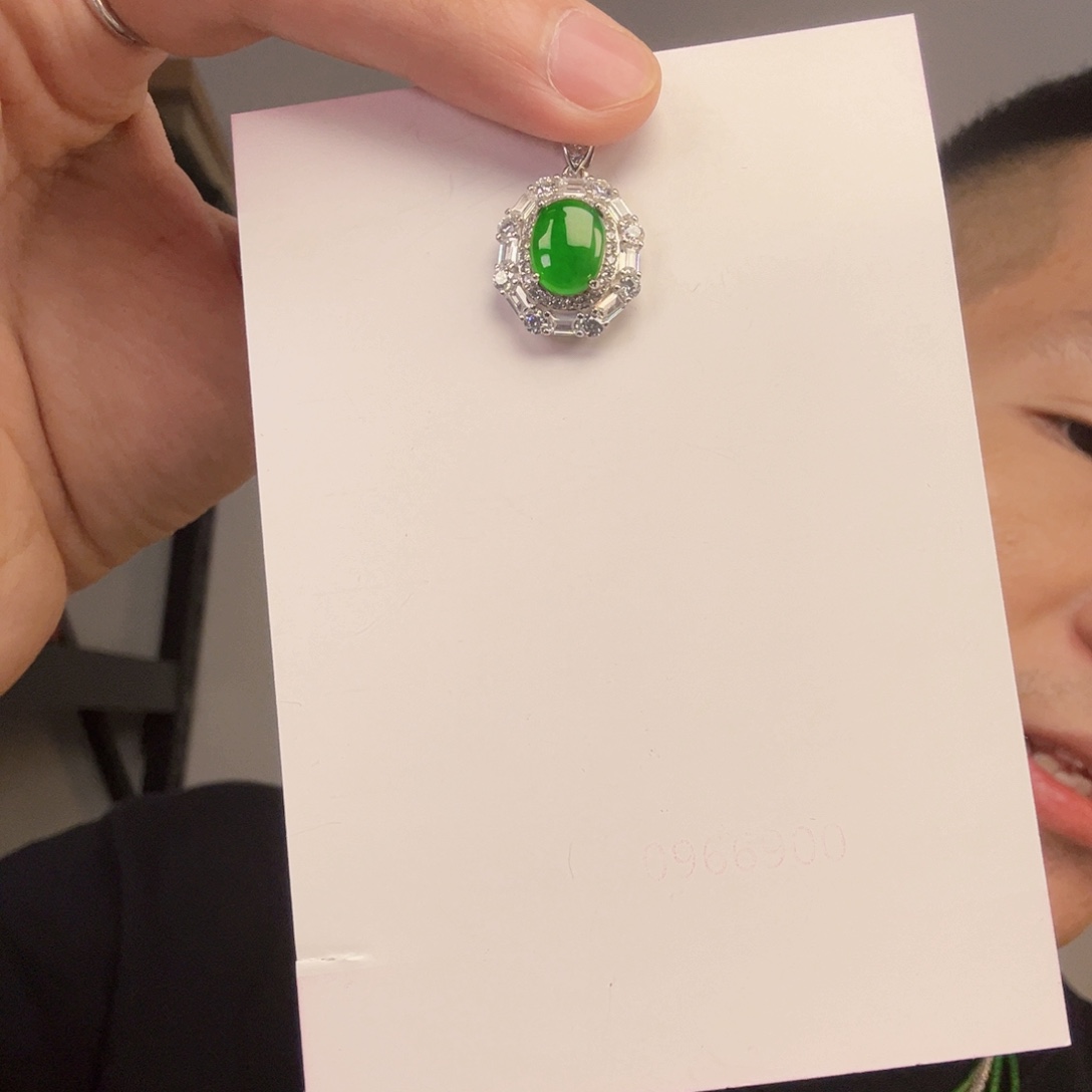 翡翠未镶嵌挂件一件