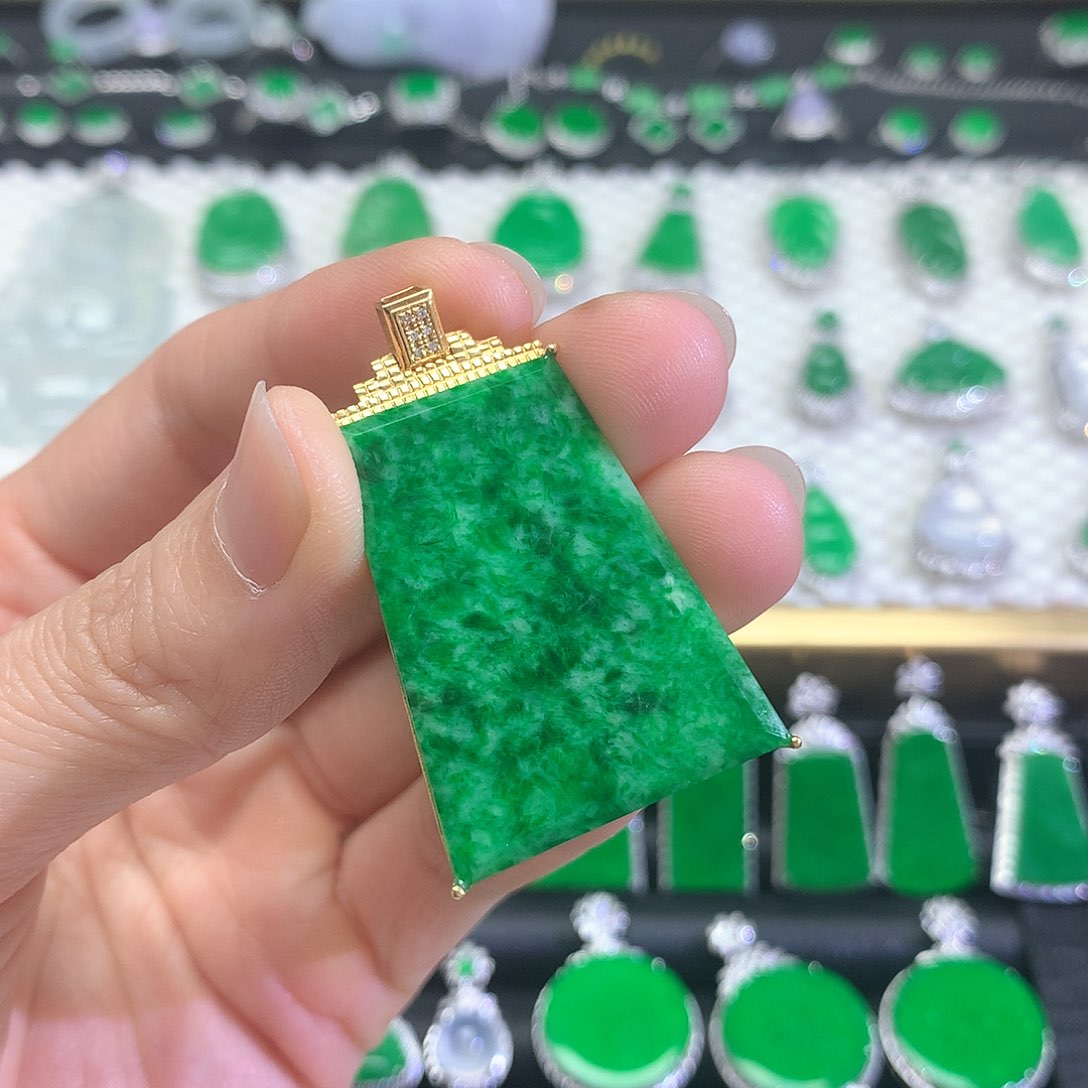 颈饰18K金镶嵌翡翠吊坠