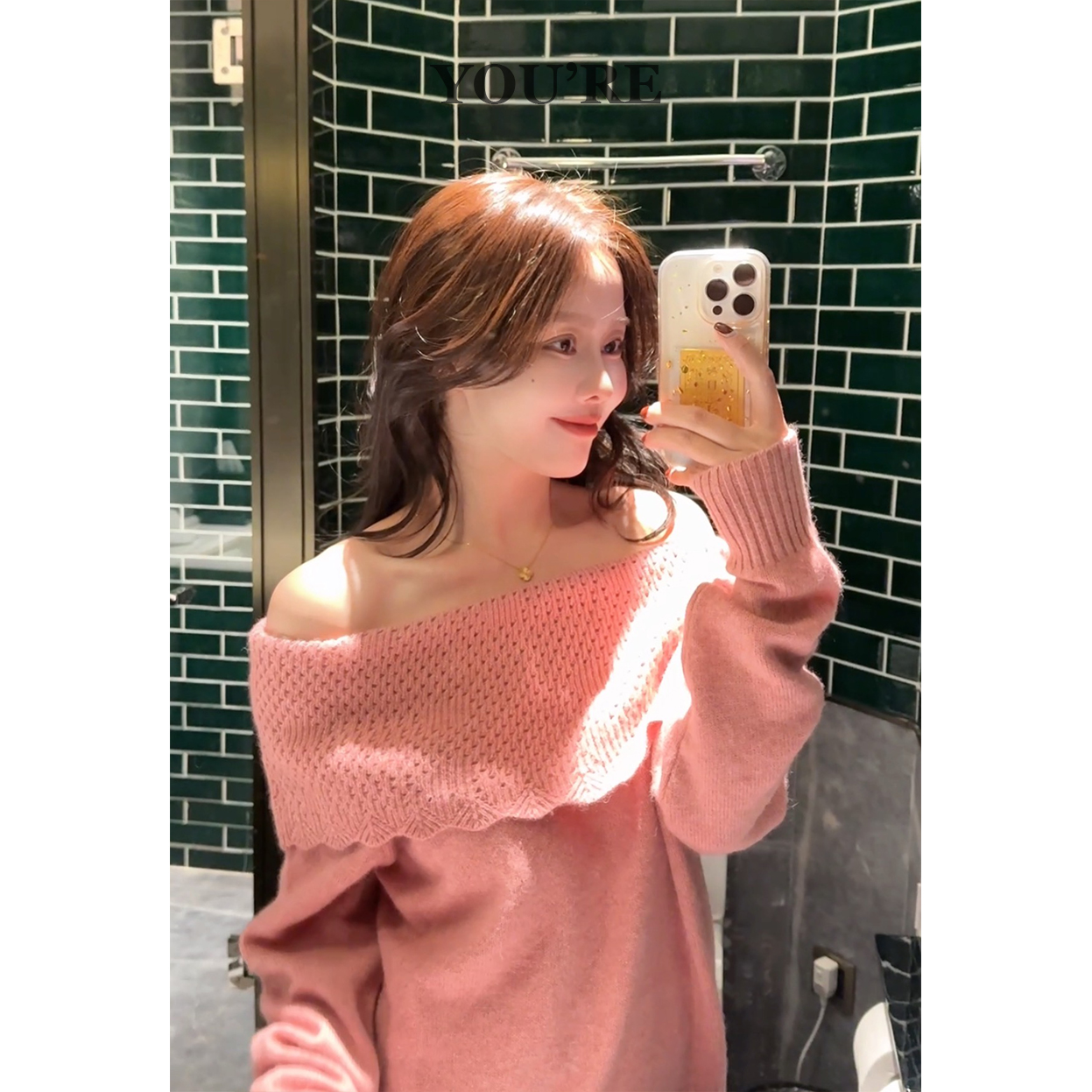  余薇儿—羊驼绒镂空花边一字肩气质针织衫YR8880