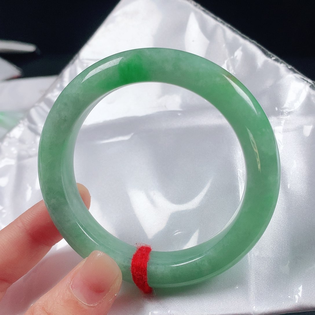 翡翠手镯未镶嵌55圈2323