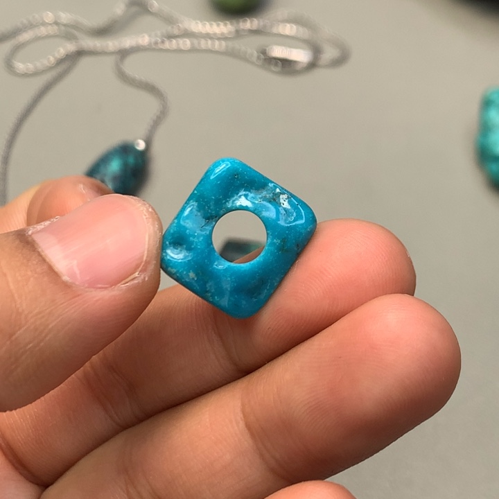 绿松石未镶嵌颈饰