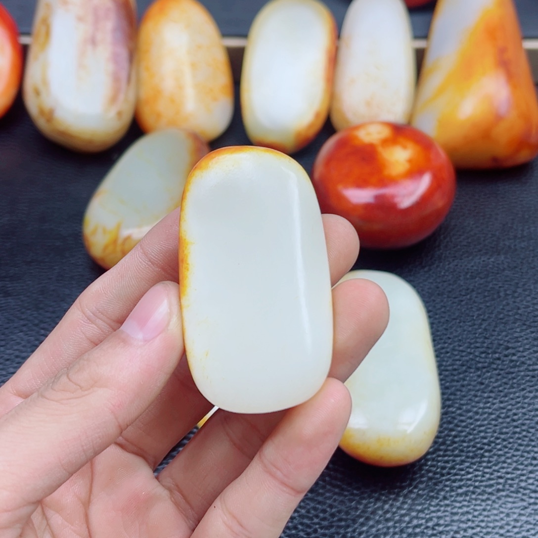 逍***客和田玉未镶嵌颈饰