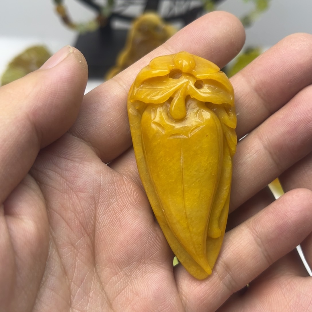 蛇纹石玉颈饰未镶嵌