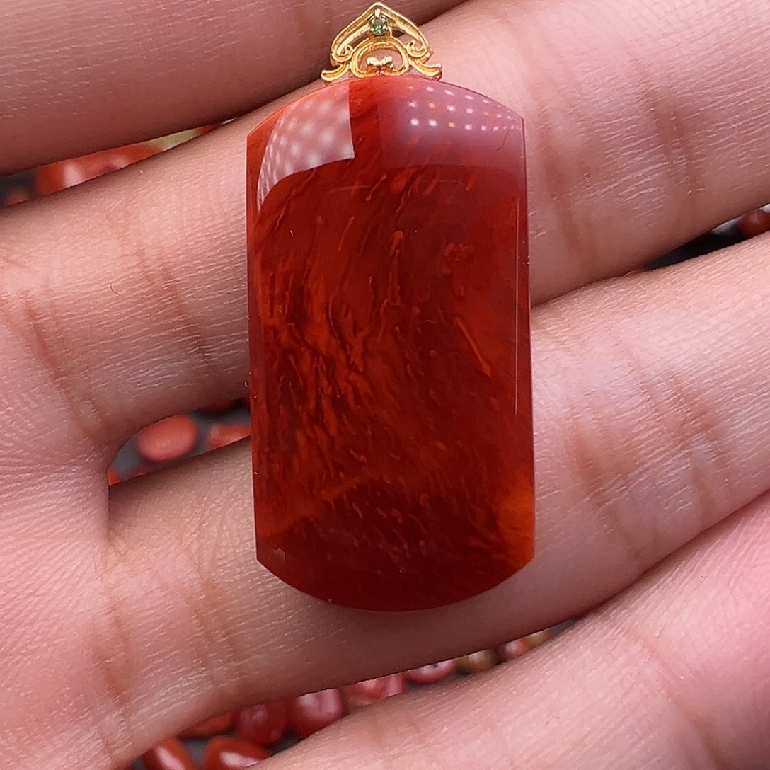 南红玛瑙18K金镶嵌川料牛毛火焰原矿无事牌