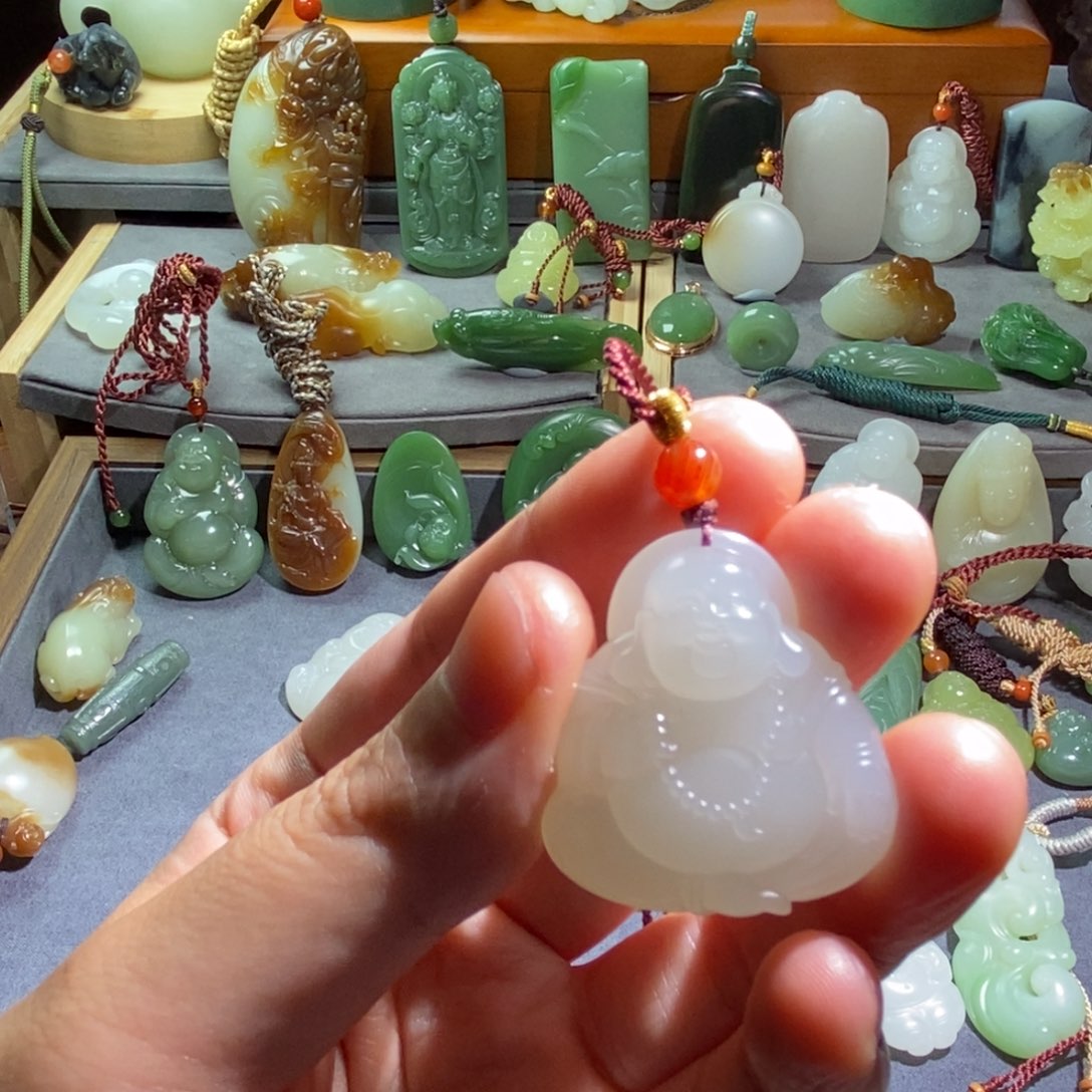 自***息和田玉未镶嵌颈饰