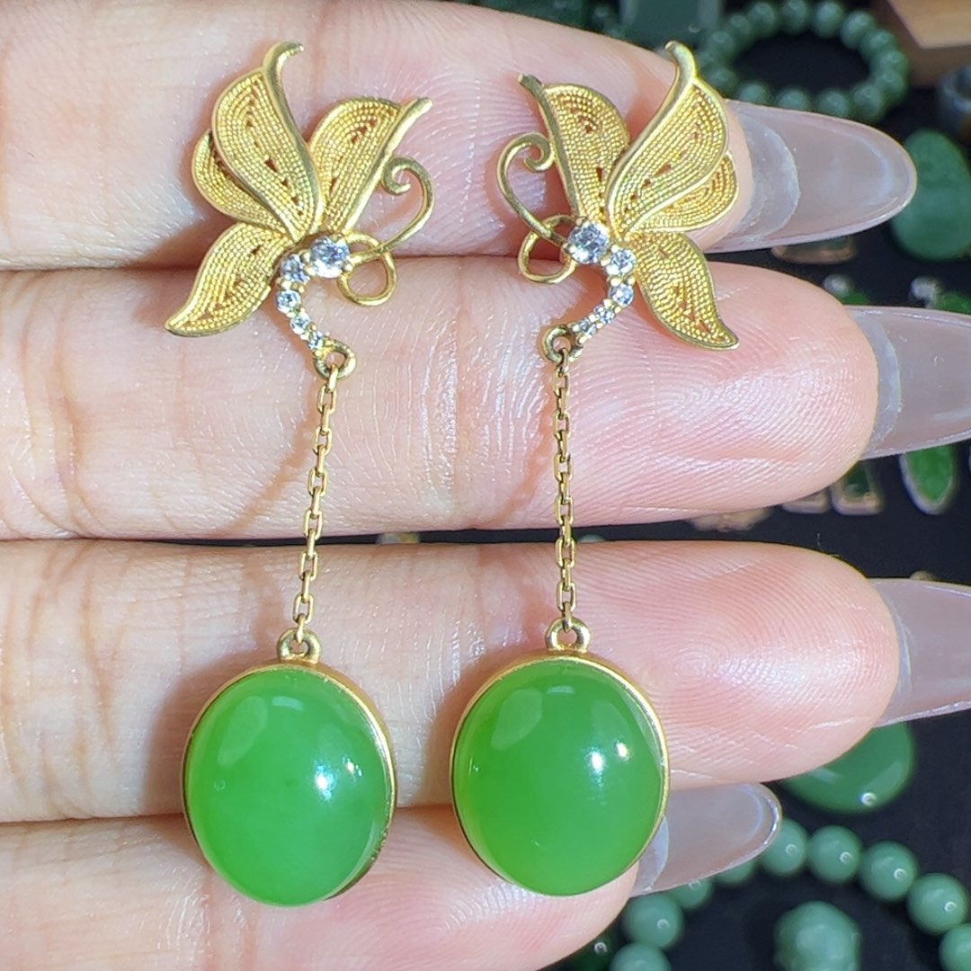 和田玉（碧玉）果绿翠艳蝴蝶蛋面耳坠18K金镶嵌