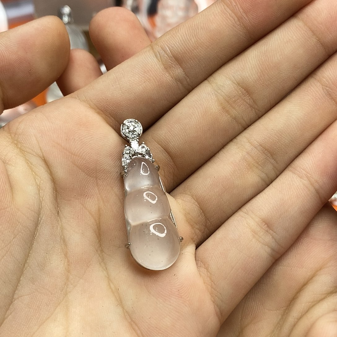 颈饰未镶嵌石英质玉
