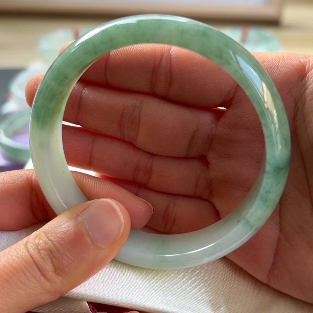 翡翠手镯未镶嵌手镯