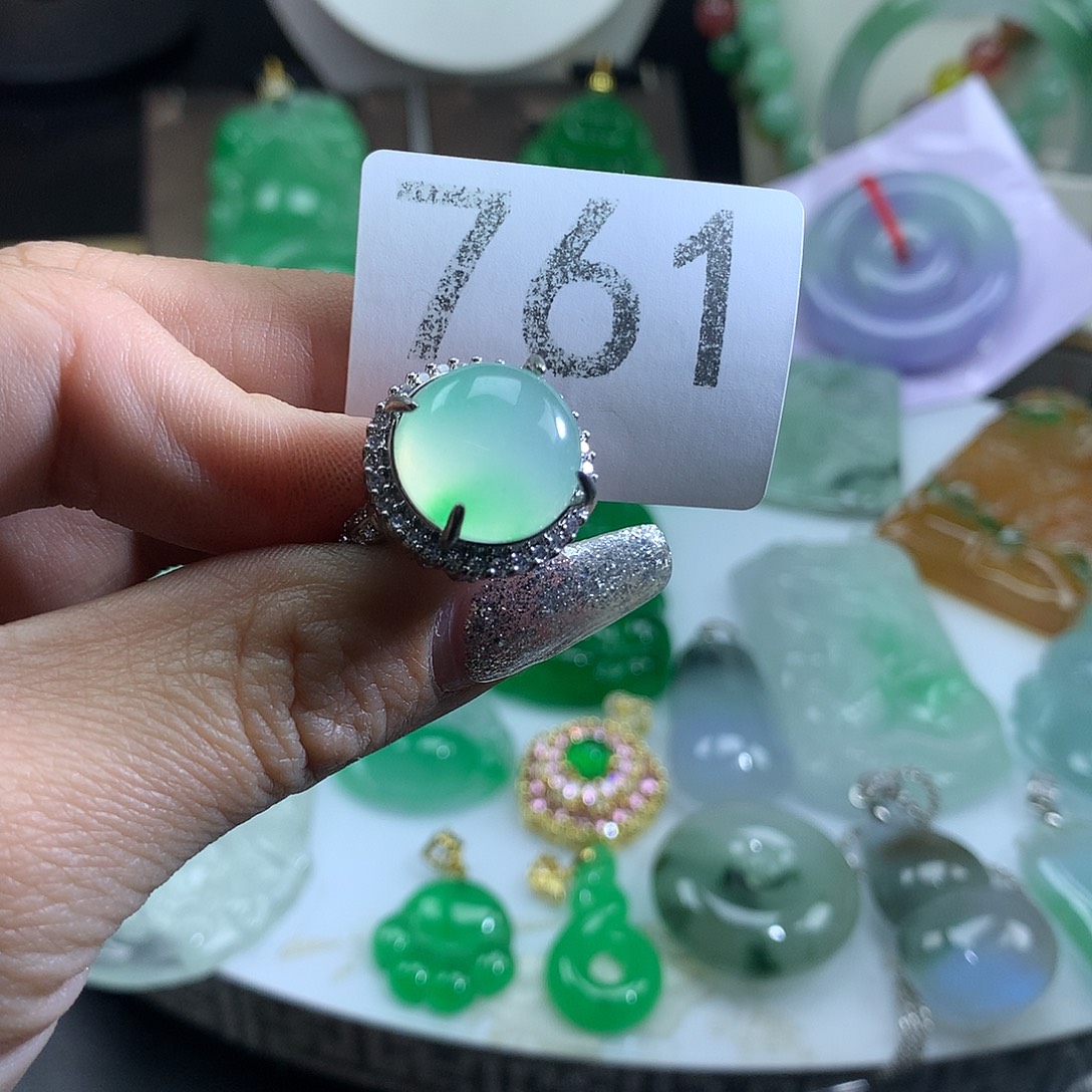 翡翠未镶嵌吊坠(赠链)