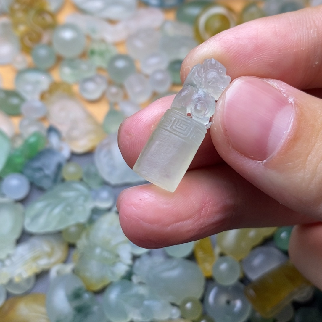 定制翡翠未镶嵌挂件