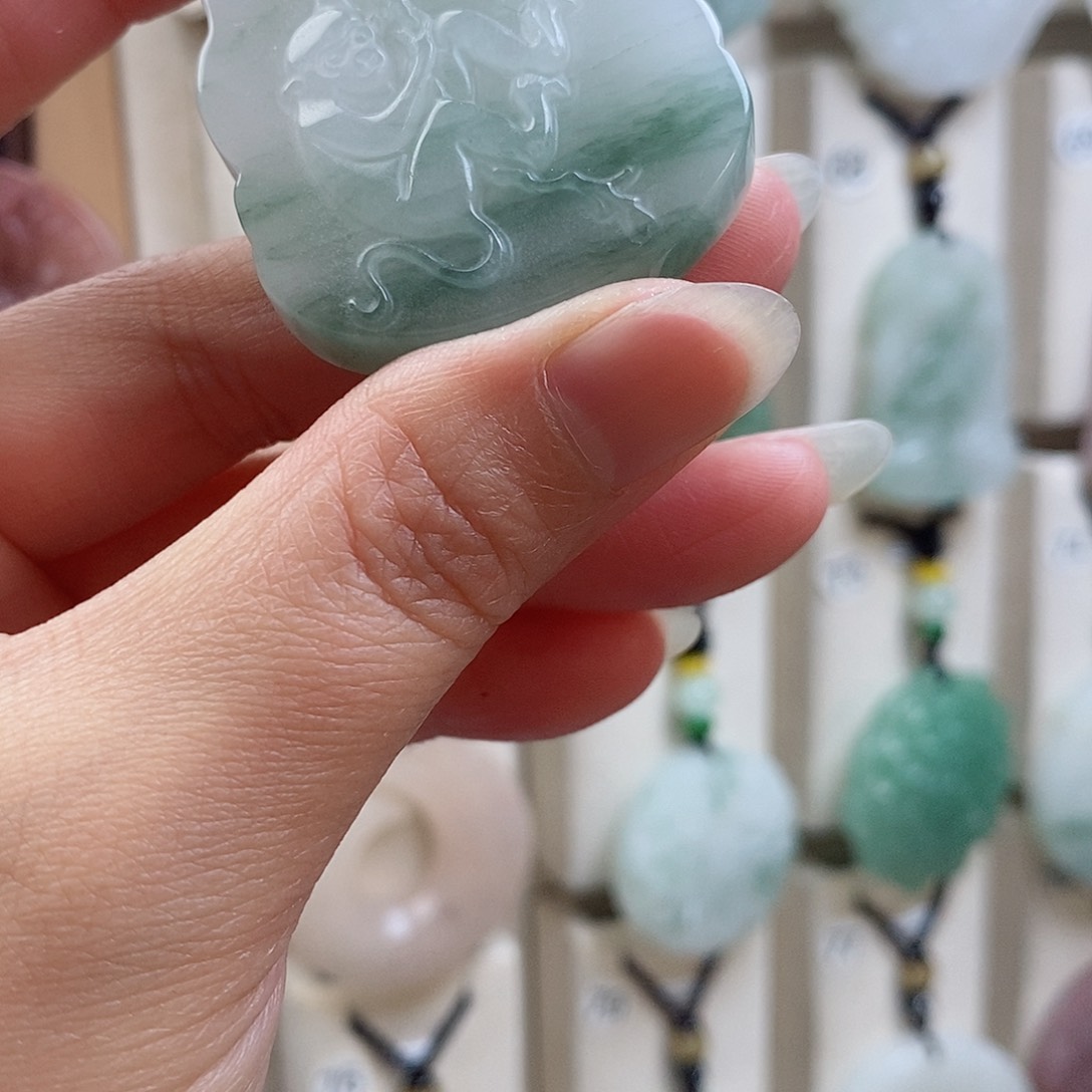 颈饰未镶嵌石英质玉（天山翠）