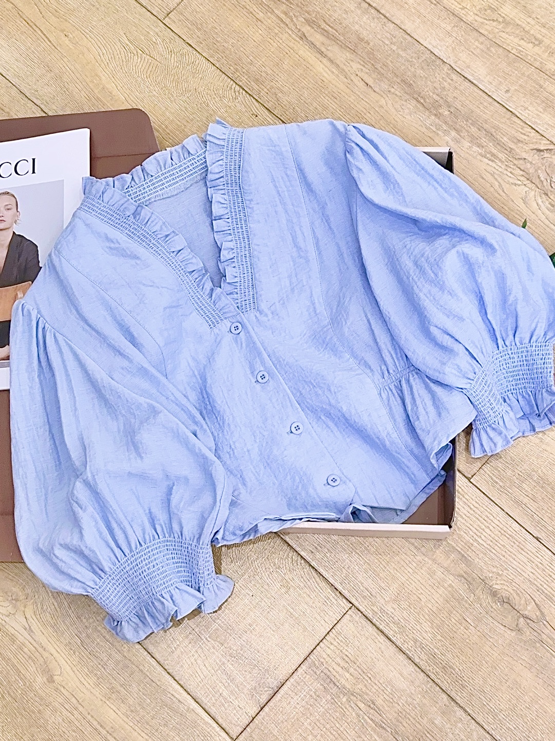 琳心丨夏季新款时尚蓝色V领花边拼接五分袖短款衬衣 0585