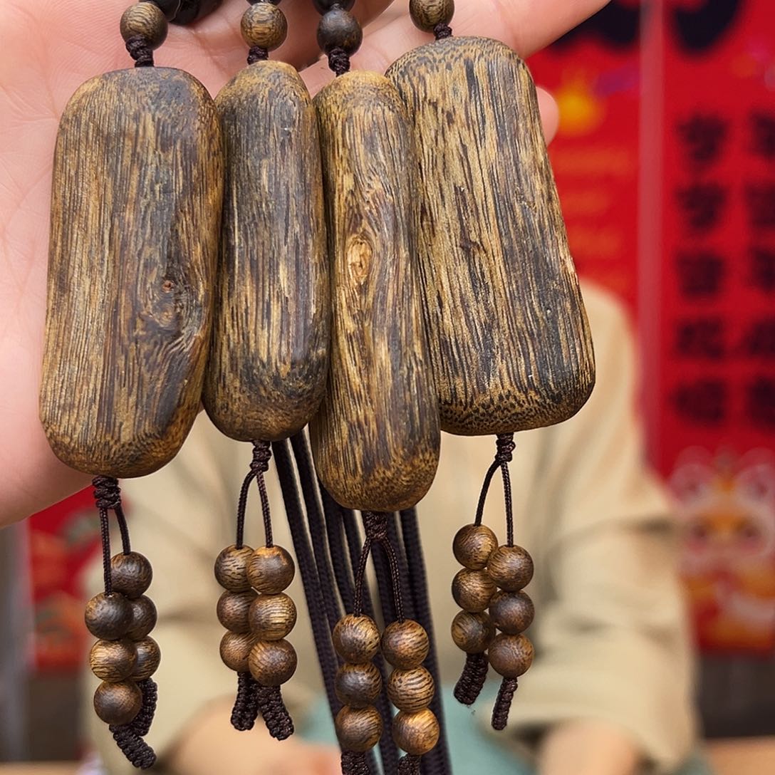 沉香吊坠莺歌绿奇楠张勺子天然留疤吊坠多样性发货一个