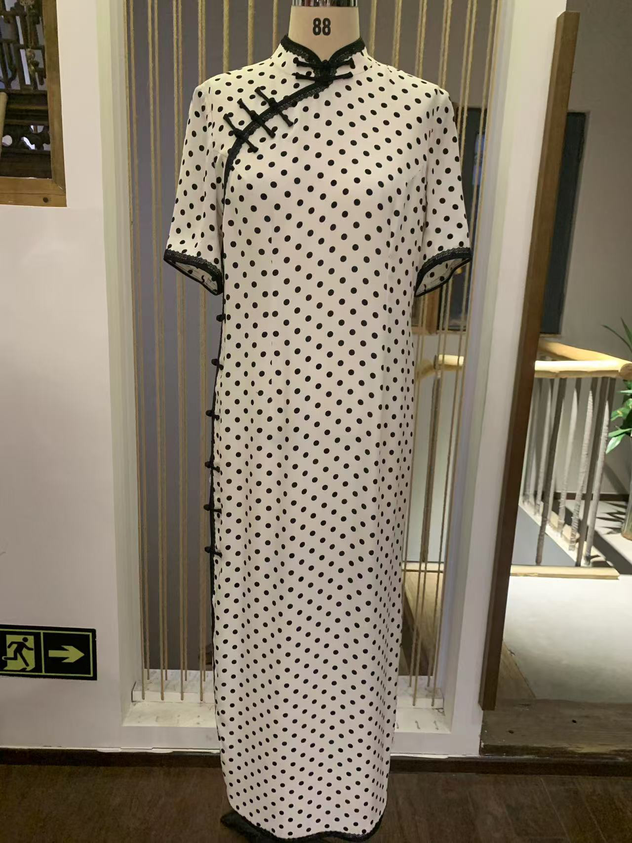 白底黑点重乔立领偏襟绱袖五分袖旗袍