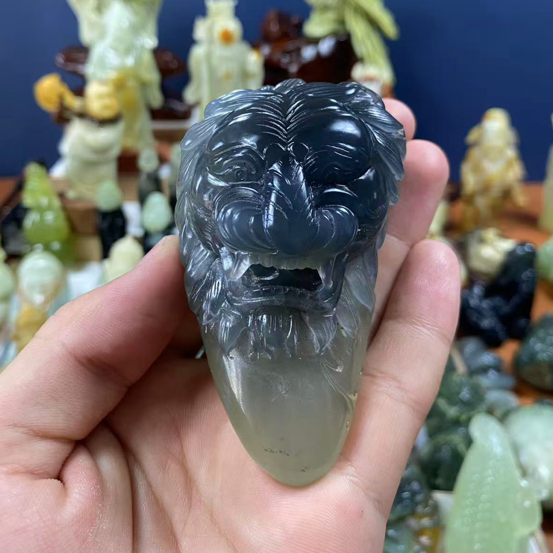 岫玉狮子手把件料子水润，手工雕刻俏色巧雕.
