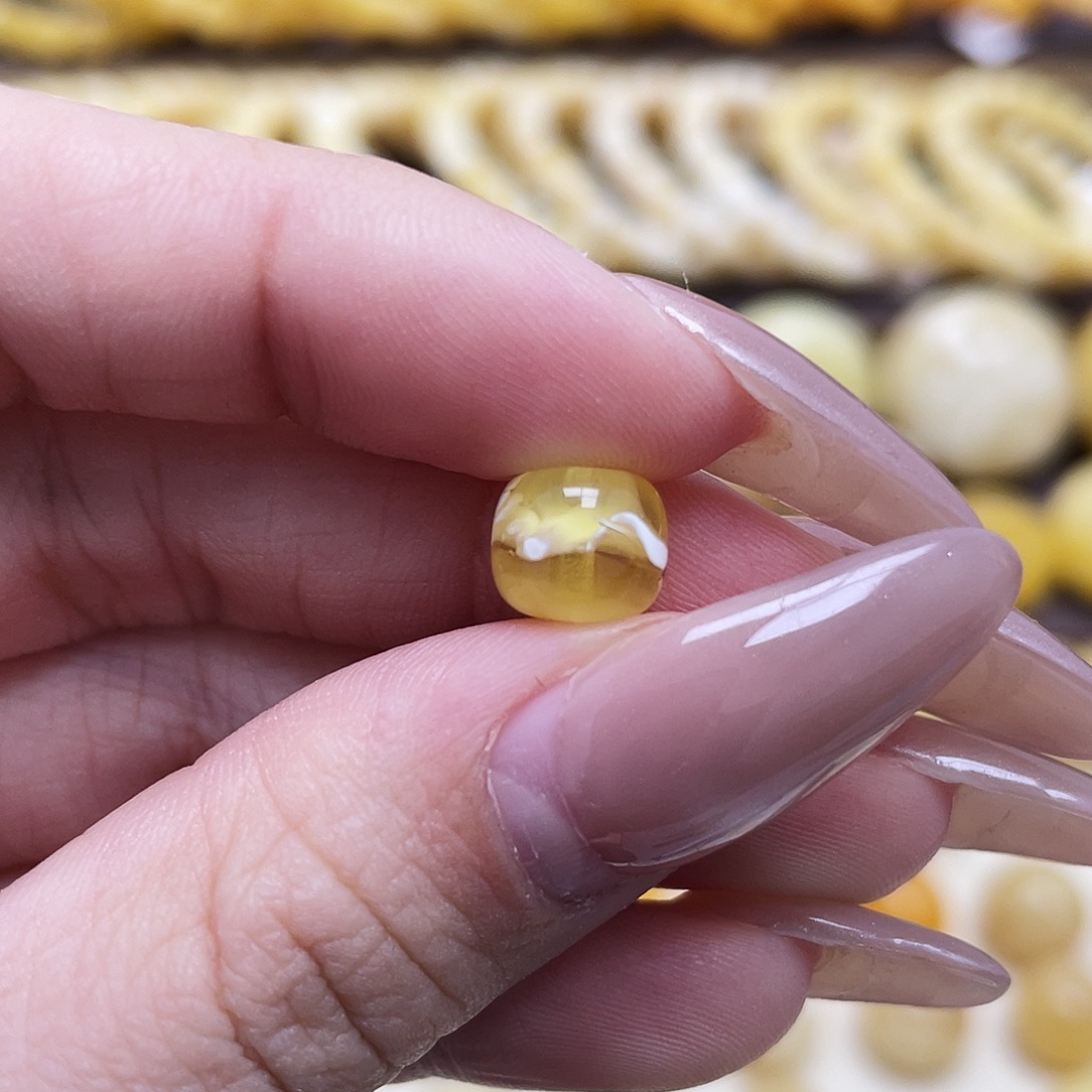 琥珀未镶嵌裸石8.4*7.2mm老型瑕