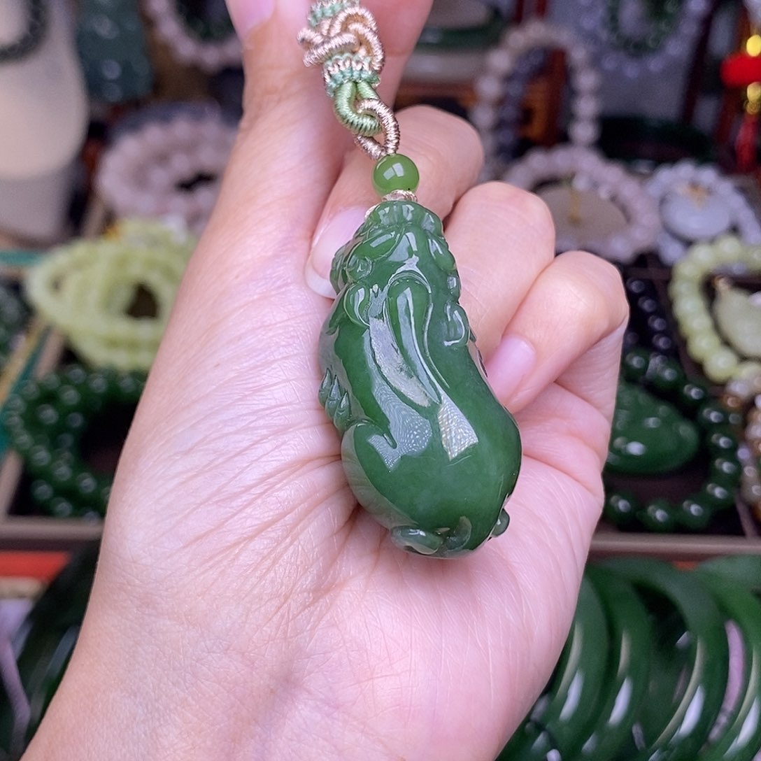 和田玉福利补贴碧玉阳绿貔貅吊坠未镶嵌