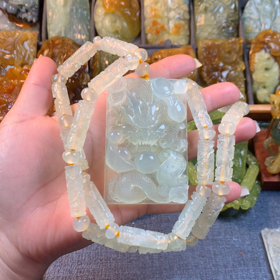 蛇纹石玉未镶嵌颈饰