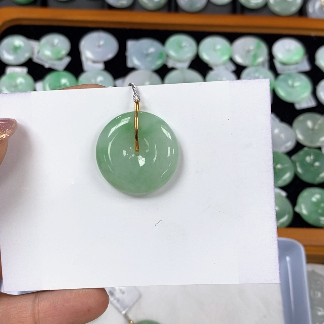 翡翠颈饰未镶嵌平安扣