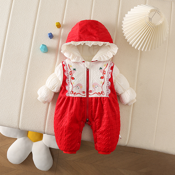 2024冬季新品婴儿加厚中国风外出女宝连帽草莓女孩厚棉哈衣