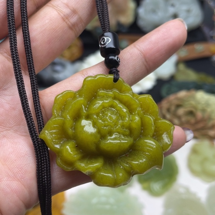 蛇纹石玉未镶嵌颈饰