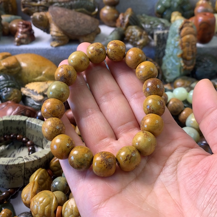 未镶嵌岫岩河磨玉（透闪石质玉）把件